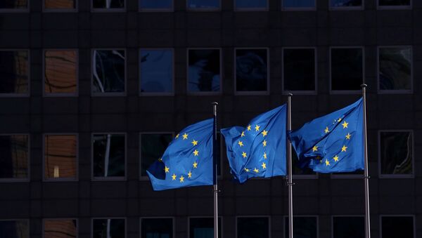 Флаги Европейского Союза развеваются возле штаб-квартиры Европейской комиссии в Брюсселе - Sputnik Moldova-România