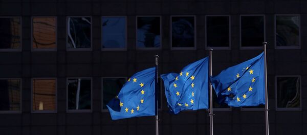 Флаги Европейского Союза развеваются возле штаб-квартиры Европейской комиссии в Брюсселе Флаги Европейского Союза развеваются возле штаб-квартиры Европейской комиссии в Брюсселе - Sputnik Moldova-România
