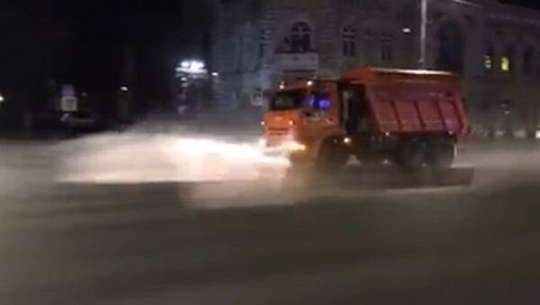 Noaptea, în Chișinău, străzile sunt spălate, iar piețele sunt dezinfectate - Sputnik Moldova