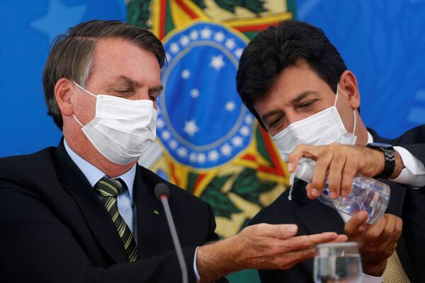 Президент Бразилии Жаир Болсонару и Луис Энрике Мандетта во время конференции в Бразилии - Sputnik Молдова