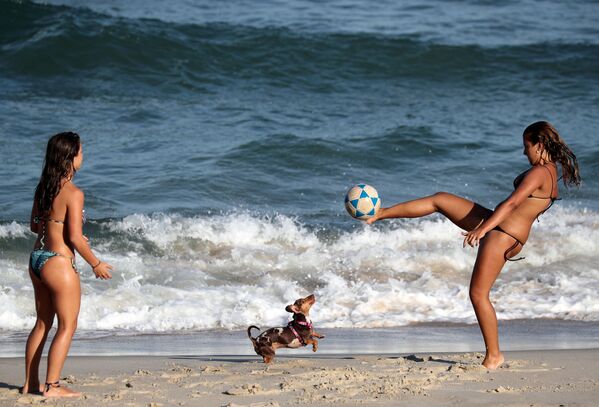 Девушки играют в футбол на пляже Diabo в Ридо-де-Жанейро  - Sputnik Молдова