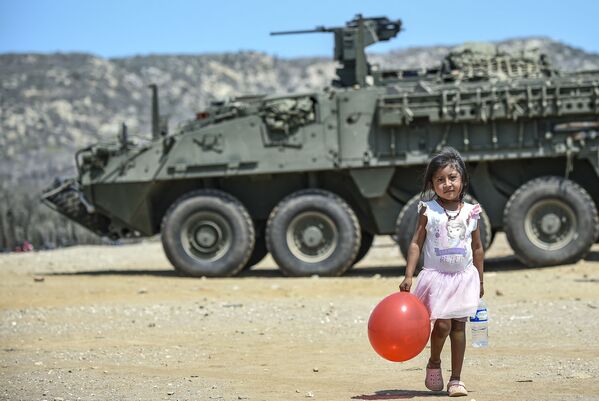 Девочка с красным воздушным шаром у танка в Колумбии - Sputnik Молдова