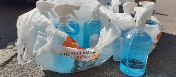 Дезинфицирующие средства, изъятые полицейскими - Sputnik Moldova