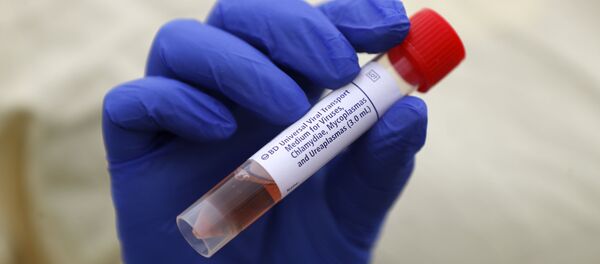 Медсестра держит пробирку для тестирования людей на наличие COVID-19  - Sputnik Moldova