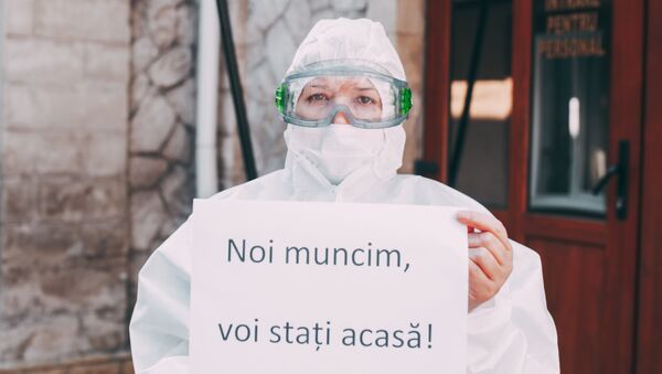 Медицинский работник в маске с обращением к гражданам Noi muncim, voi stați acasă! - Sputnik Молдова