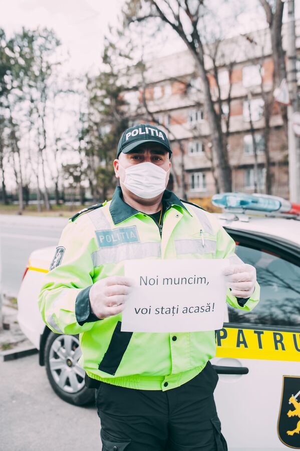 Сотрудник полиции в маске с обращением к гражданам Noi muncim, voi stați acasă! - Sputnik Молдова