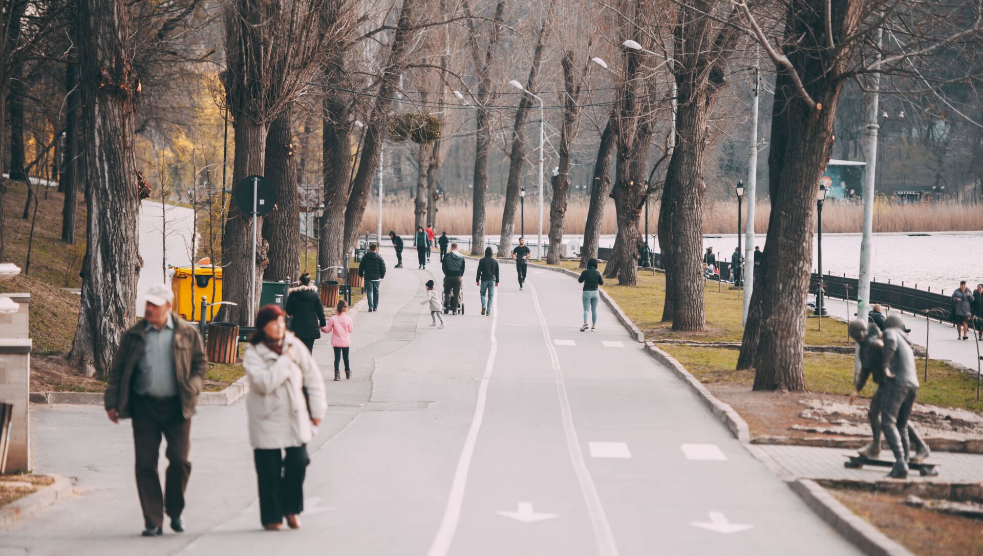 люди вышли на прогулку в парк во время карантина  - Sputnik Moldova, 1920, 03.04.2021