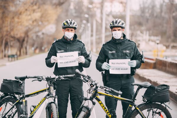 Сотрудники полиции в маске с обращением к гражданам Noi muncim, voi stați acasă! - Sputnik Молдова