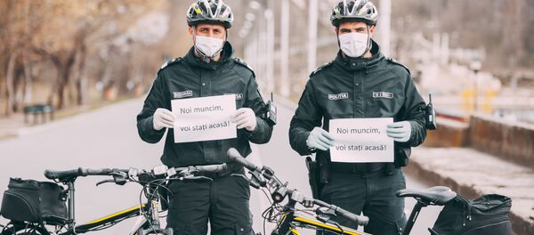 Сотрудники полиции в маске с обращением к гражданам Noi muncim, voi stați acasă! - Sputnik Moldova