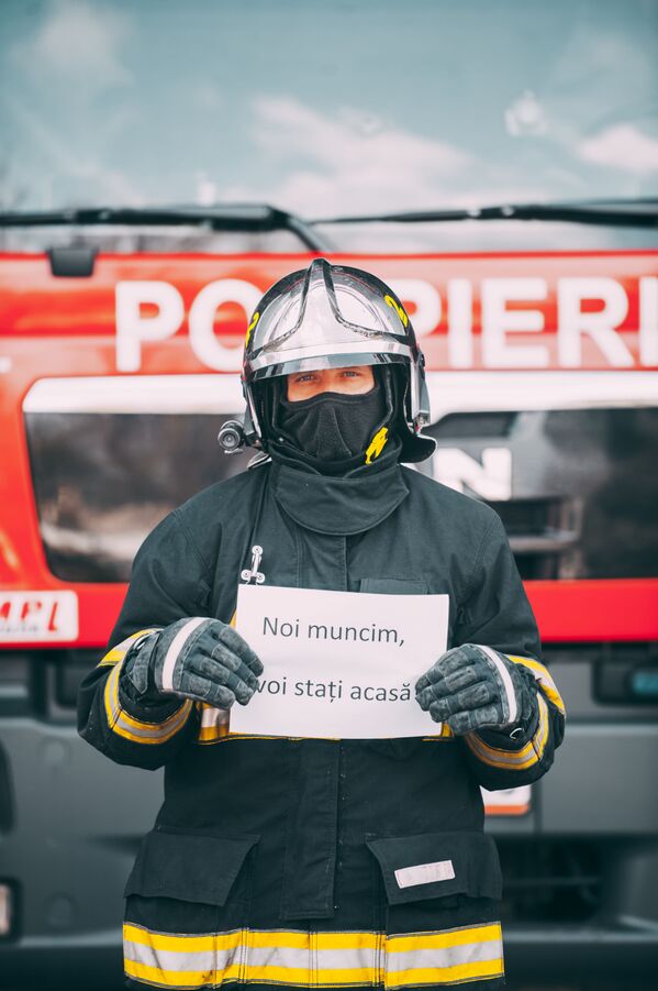 Пожарный с обращением к гражданам Noi muncim, voi stați acasă! - Sputnik Молдова