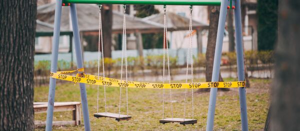 Качели огорожены по причине карантина, архивное фото. - Sputnik Молдова