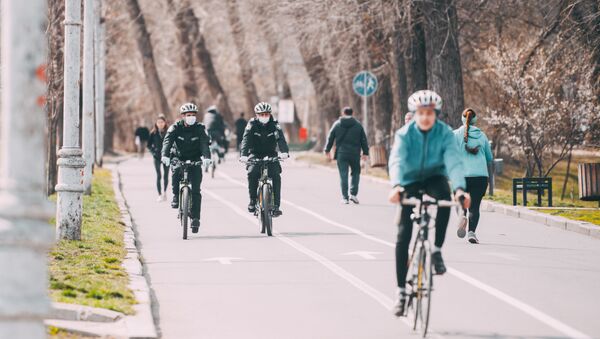 Полицейские в маске патрулируют на велосипедах парки Кишинева - Sputnik Moldova