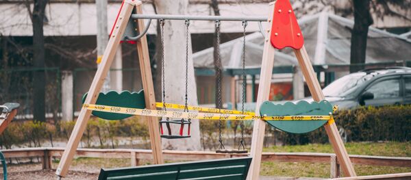 Качели огорожена лентой стоп по причине карантина - Sputnik Молдова