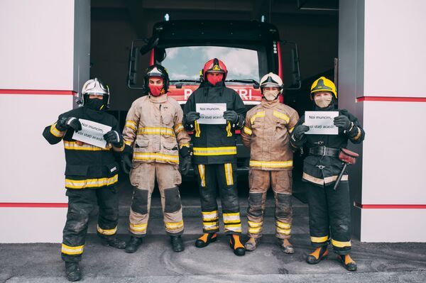 Pompieri, cu apelul către cetățeni Noi muncim, voi stați acasă! - Sputnik Moldova