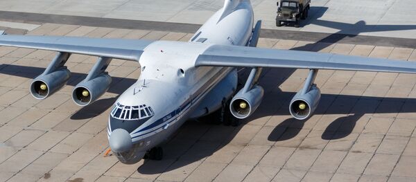 Военно-транспортный самолет ВКС России Ил-76 МД с медицинским оборудованием, предназначенным для отправки в Италию для борьбы с вирусом COVID-19 - Sputnik Moldova-România