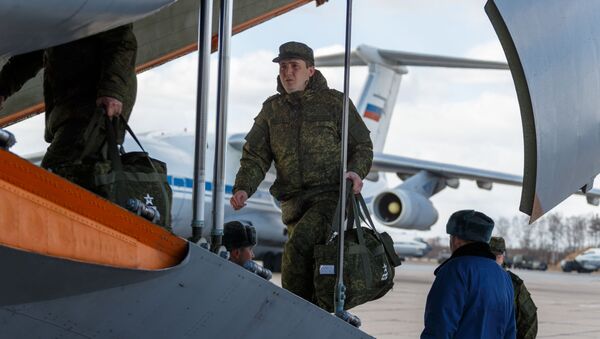 Военнослужащие во время посадки в самолет ВКС России Ил-76 МД - Sputnik Moldova-România