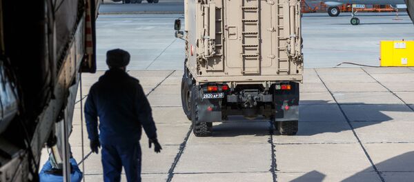 Автомобиль с медицинским оборудованием, предназначенным для отправки в Италию для борьбы с вирусом COVID-19, во время погрузки в военно-транспортный самолет ВКС России Ил-76 МД - Sputnik Moldova-România