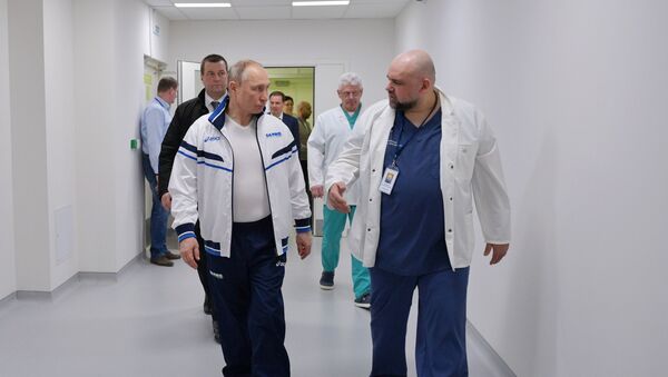 Президент РФ В. Путин посетил больницу в Коммунарке - Sputnik Moldova-România