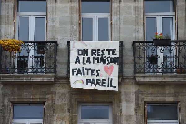 Плакат с надписью Мы остаемся дома, вы тоже оставайтесь на балконе во Франции  - Sputnik Молдова