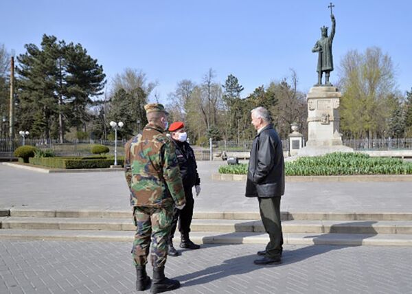 Militarii, poliţiştii şi carabinierii patrulează prin orașe și sate - Video Militarii, poliţiştii şi carabinierii patrulează prin orașe și sate - Video - Sputnik Moldova