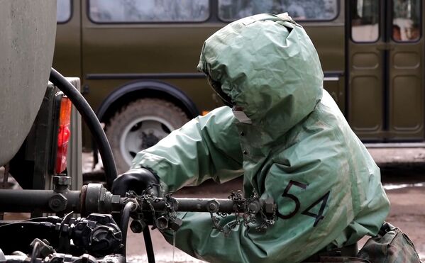  Военнослужащий войск РХБЗ в ходе проверки готовности к возникновению угрозы заражения вирусными инфекциями - Sputnik Молдова