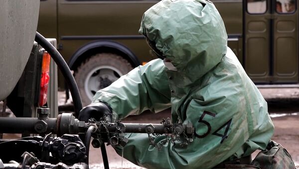  Военнослужащий войск РХБЗ в ходе проверки готовности к возникновению угрозы заражения вирусными инфекциями - Sputnik Молдова
