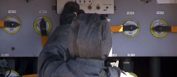 Военнослужащий войск РХБЗ в ходе проверки готовности к возникновению угрозы заражения вирусными инфекциями - Sputnik Молдова