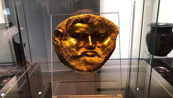 Золотая погребальная маска, найденная во Фракии. V век до н.э. Археологический музей в Софии. Сентябрь, 2019 г. - Sputnik Молдова