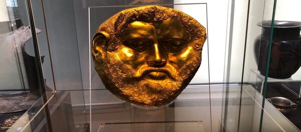 Золотая погребальная маска, найденная во Фракии. V век до н.э. Археологический музей в Софии. Сентябрь, 2019 г. - Sputnik Молдова