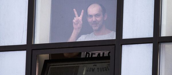 Пациент городской клинической больницы № 40 в Коммунарке смотрит в окно Пациент городской клинической больницы № 40 в Коммунарке смотрит в окно - Sputnik Молдова