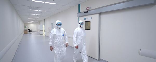 Сотрудники медицинского стационара на территории больничного комплекса в Коммунарке Сотрудники медицинского стационара на территории больничного комплекса в Коммунарке - Sputnik Молдова