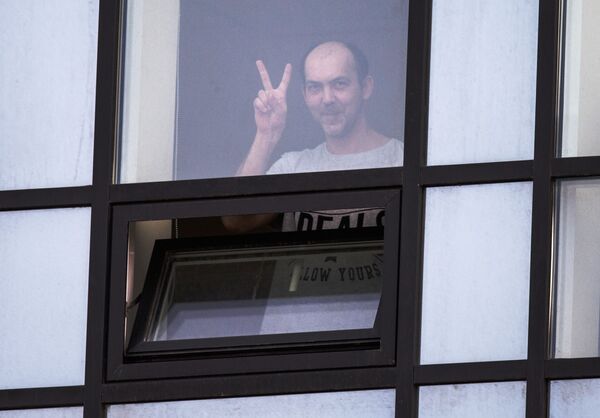 Пациент городской клинической больницы № 40 в Коммунарке смотрит в окно - Sputnik Молдова