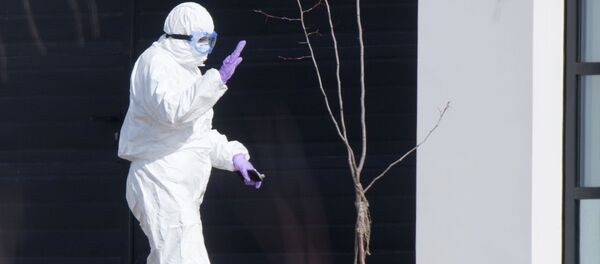 Врач медицинской скорой помощи возле больницы в Коммунарке - Sputnik Молдова