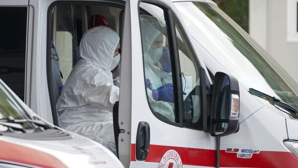 Personalul Crucii Roșii se pregătește pentru transportul unui pacient cu Coronavirus în timpul unei simulări, Roma - Sputnik Moldova