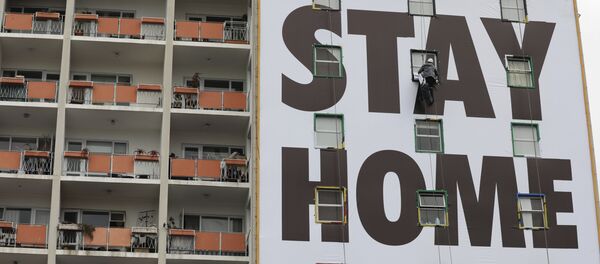Рекламный плакат с призывом остаться дома на здании в Южной Африке  - Sputnik Moldova-România