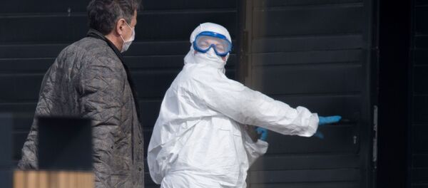 Бригада скорой медицинской помощи доставила пациента с подозрением на коронавирус в больницу в Коммунарке - Sputnik Moldova