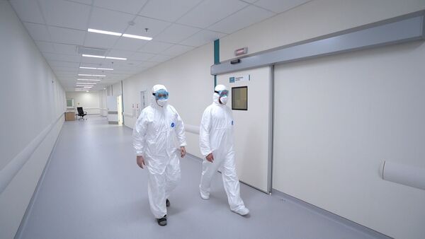 Сотрудники медицинского стационара на территории больничного комплекса в Коммунарке - Sputnik Молдова