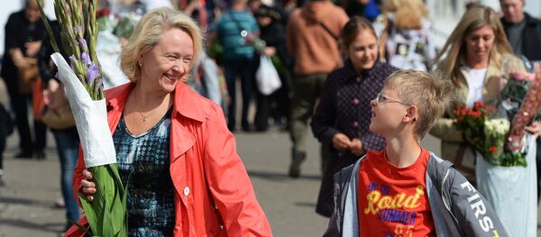 Продажа цветов ко Дню знаний - Sputnik Молдова