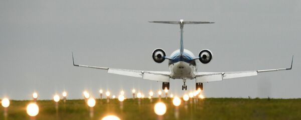 Un avion pe pista de decolare a unui aeroport, imagine din arhivă Un avion pe pista de decolare a unui aeroport, imagine din arhivă - Sputnik Молдова