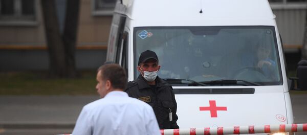 Машина скорой помощи въезжает на территорию городской клинической больницы  - Sputnik Moldova