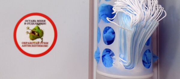 Стойка с одноразовыми медицинскими масками и бахилами  - Sputnik Молдова