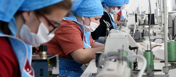 Студентки в швейном цехе во время шитья защитных масок - Sputnik Молдова