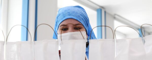 Медицинские маски, сшитые студентками  - Sputnik Молдова