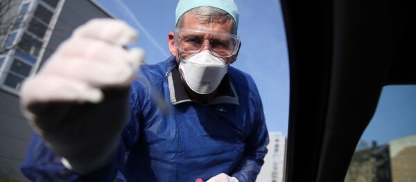 Врач берет пробу у водителя автомобиля через окно  - Sputnik Moldova-România