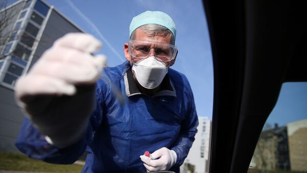 Врач берет пробу у водителя автомобиля через окно  - Sputnik Moldova-România