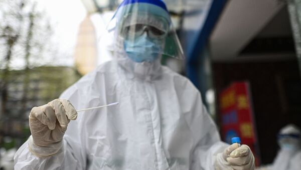 Медицинский работник берет образец мазка для тестирования на коронавирус COVID-19 - Sputnik Moldova