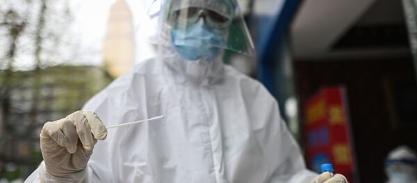 Медицинский работник берет образец мазка для тестирования на коронавирус COVID-19 - Sputnik Moldova-România