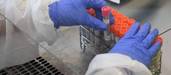 Лаборант хранит образцы на скрининг-диске COVID-19 - Sputnik Moldova