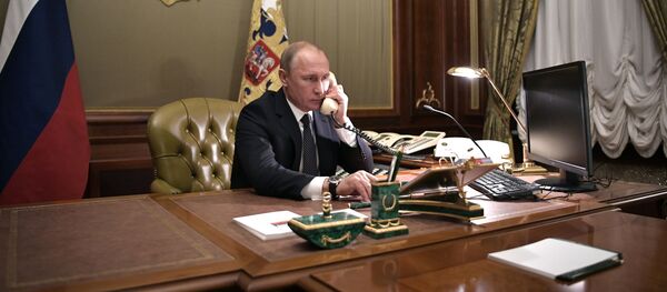 Президент РФ Владимир Путин во время телефонного разговора Президент РФ Владимир Путин во время телефонного разговора - Sputnik Moldova-România