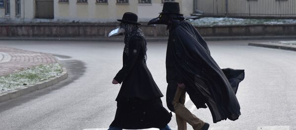 Люди в костюмах и масках на улицах Львова, Украина - Sputnik Молдова